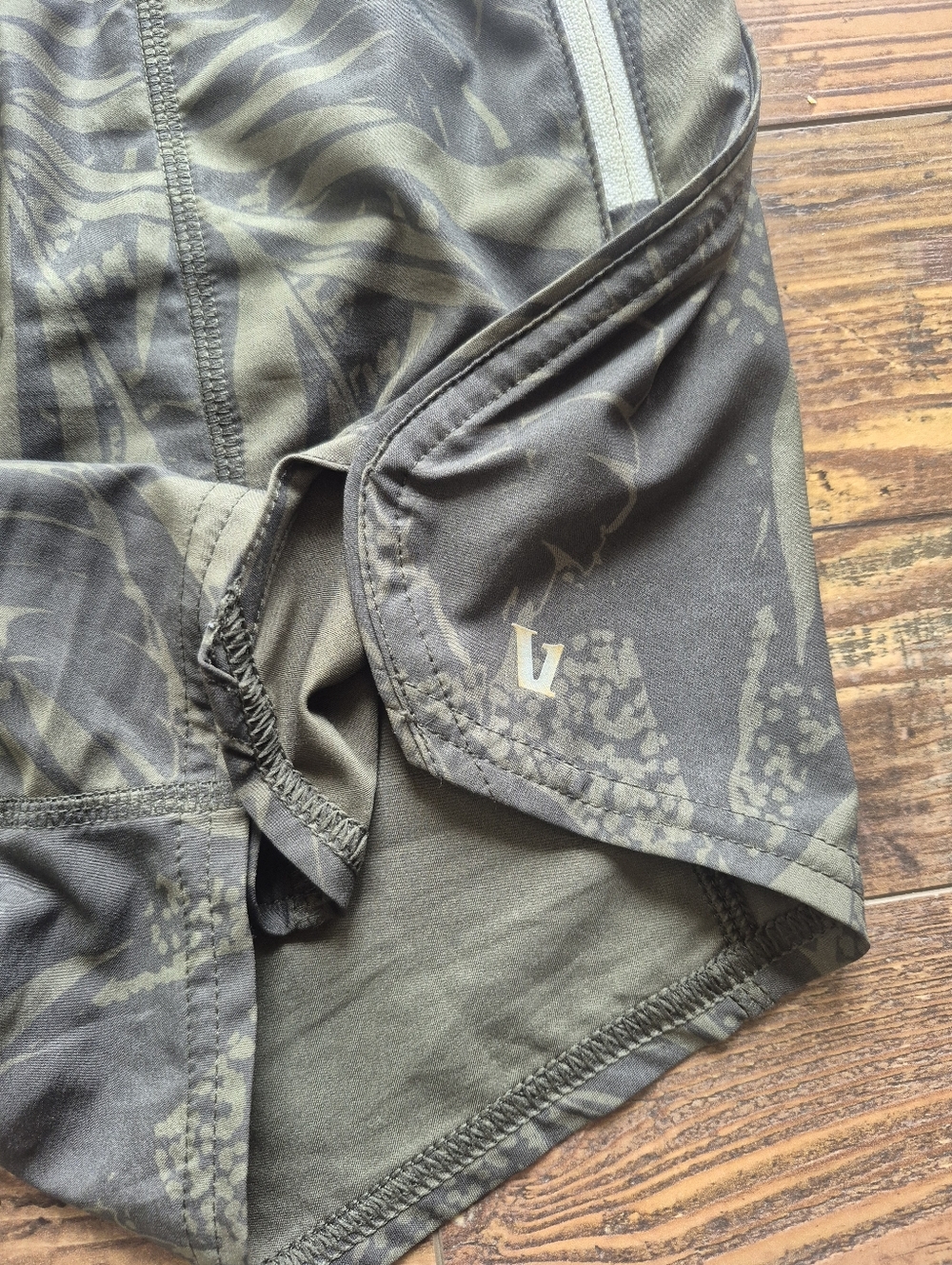 Vuori Clementine Oregano Rainforest Shorts Size Small - Picture 7 of 8